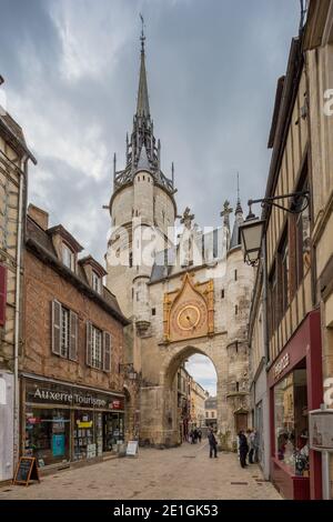 Auxerre Frankreich 16. Mai 2013 : Uhrturm in der Altstadt von Auxerre, Burgund Stockfoto