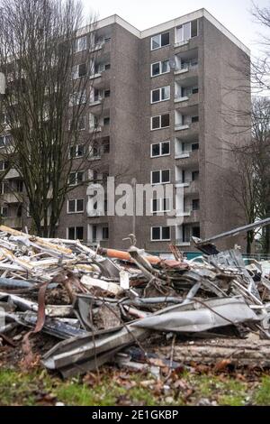 Delmenhorst, Deutschland. Dezember 2020. Im Rahmen der Sanierung des Delmenhorst-Wohnviertels Wollepark werden die Wohnblocks teilweise abgerissen. Im Jahr 2017 machte die Nachbarschaft nationale Schlagzeilen wegen einer monatelangen Wasser- und Gasabschaltung für Hunderte von Menschen in zwei Hochhäusern. Quelle: Sina Schuldt/dpa/Alamy Live News Stockfoto