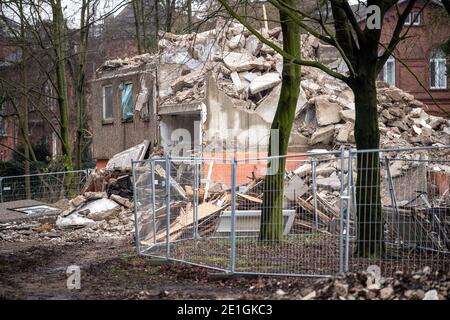 Delmenhorst, Deutschland. Dezember 2020. Im Rahmen der Sanierung des Delmenhorst-Wohnviertels Wollepark werden die Wohnblocks teilweise abgerissen. Im Jahr 2017 machte die Nachbarschaft nationale Schlagzeilen wegen einer monatelangen Wasser- und Gasabschaltung für Hunderte von Menschen in zwei Hochhäusern. Quelle: Sina Schuldt/dpa/Alamy Live News Stockfoto