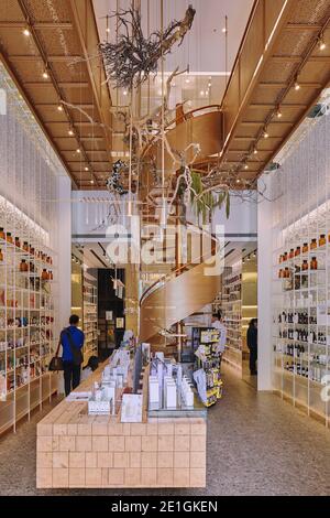 Innenansicht der hellen und luftigen Holistic Molecure Pharmacy in Taichung, Taiwan. Stockfoto