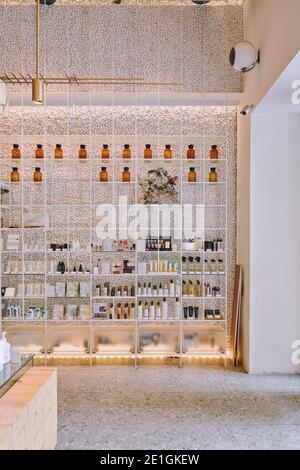 Innenansicht der hellen und luftigen Holistic Molecure Pharmacy in Taichung, Taiwan. Stockfoto