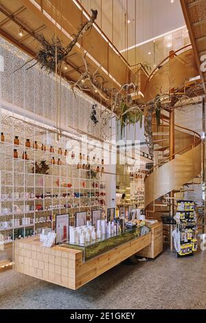 Innenansicht der hellen und luftigen Holistic Molecure Pharmacy in Taichung, Taiwan. Stockfoto