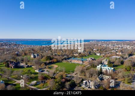 Newport, RI - Nov 29, 2020: Skyline Blick auf Newport Rhode Island mit der Claiborne Pell Newport Bridge in der Ferne. Stockfoto