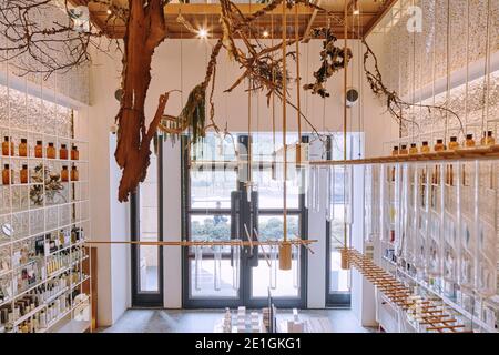 Innenansicht der hellen und luftigen Holistic Molecure Pharmacy in Taichung, Taiwan. Stockfoto