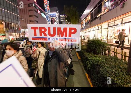 Tokio, Japan. Januar 2021. Ein Protestler hält während der Demonstration ein Plakat. Die Kundgebung hauptsächlich japanischer Menschen fand im Rahmen einer ähnlichen Kundgebung von Trump-Anhängern in Washington DC statt, als die Ergebnisse der US-Präsidentschaftswahlen 2020 bestätigt wurden. Kredit: SOPA Images Limited/Alamy Live Nachrichten Stockfoto