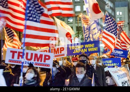 Tokio, Japan. Januar 2021. Demonstranten halten Plakate und Flaggen der Vereinigten Staaten während der Demonstration. Die Kundgebung hauptsächlich japanischer Menschen fand im Rahmen einer ähnlichen Kundgebung von Trump-Anhängern in Washington DC statt, als die Ergebnisse der US-Präsidentschaftswahlen 2020 bestätigt wurden. Kredit: SOPA Images Limited/Alamy Live Nachrichten Stockfoto