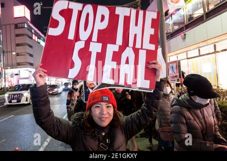 Tokio, Japan. Januar 2021. Ein Protestler hält während der Demonstration ein Plakat. Die Kundgebung hauptsächlich japanischer Menschen fand im Rahmen einer ähnlichen Kundgebung von Trump-Anhängern in Washington DC statt, als die Ergebnisse der US-Präsidentschaftswahlen 2020 bestätigt wurden. Kredit: SOPA Images Limited/Alamy Live Nachrichten Stockfoto