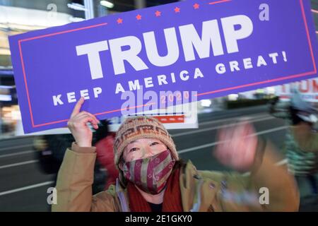 Tokio, Japan. Januar 2021. Ein Protestler hält während der Demonstration ein Plakat. Die Kundgebung hauptsächlich japanischer Menschen fand im Rahmen einer ähnlichen Kundgebung von Trump-Anhängern in Washington DC statt, als die Ergebnisse der US-Präsidentschaftswahlen 2020 bestätigt wurden. Kredit: SOPA Images Limited/Alamy Live Nachrichten Stockfoto