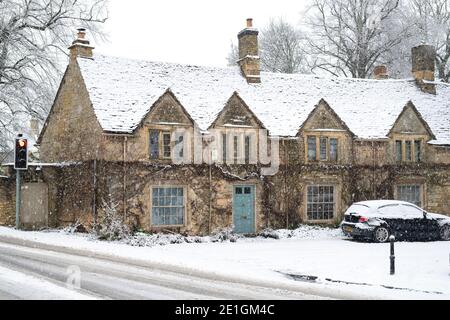 Cotswold Stone Cottage an der Brücke im Dezember Schnee. Burford, Cotswolds, Oxfordshire, England Stockfoto