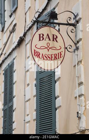 Auxerre France 16. Mai 2013 :Bar und Brasserie Schild in Auxerre, Burgund, Frankreich Stockfoto