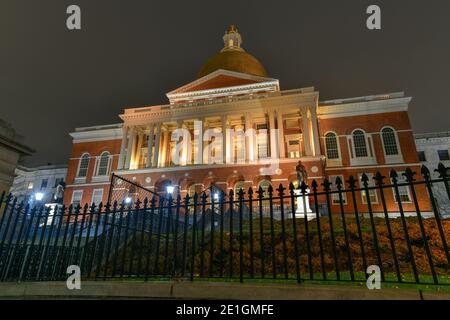 Das Massachusetts State House befindet sich im Beacon Hill Viertel von Boston. Stockfoto