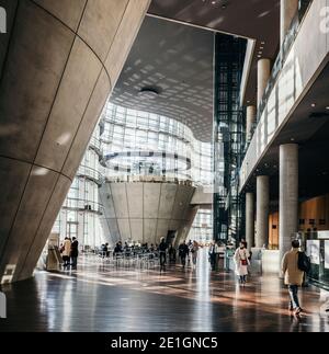 Innenansicht der sonnendurchfluteten Lobby des National Art Center in Roppongi, Minato, Tokyo, Japan. Stockfoto