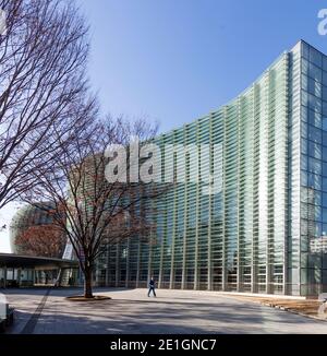 Gebogene Glasfassade des National Art Center in Roppongi, Minato, Tokio, Japan. Stockfoto