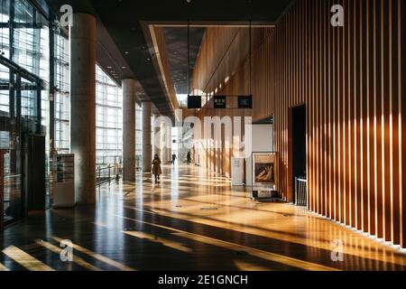 Innenansicht der sonnendurchfluteten Lobby des National Art Center in Roppongi, Minato, Tokyo, Japan. Stockfoto