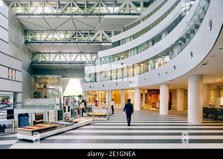 Innenansicht der ACROS (Asian Crossroads over the Sea) Fukuoka Prefectural International Hall, Tenjin, Fukuoka, Japan, ein Zentrum des internationalen, kulturellen und Informationsaustausch. Stockfoto