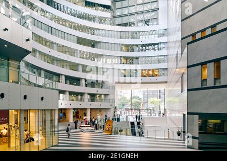 Innenansicht der ACROS (Asian Crossroads over the Sea) Fukuoka Prefectural International Hall, Tenjin, Fukuoka, Japan, ein Zentrum des internationalen, kulturellen und Informationsaustausch. Stockfoto