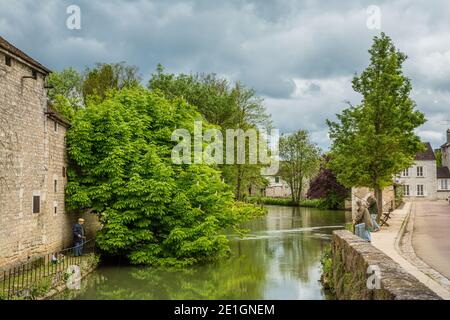 Chablis, Frankreich 17. Mai 2013 : die Einheimischen fischen im Serein Fluss in Chablis, Burgund Stockfoto