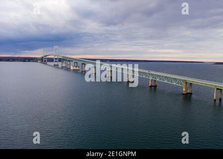 Die Claiborne Pell Bridge gehört zu den längsten Hängebrücken der Welt und befindet sich in Newport, RI, USA. Stockfoto