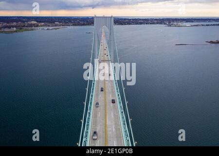 Die Claiborne Pell Bridge gehört zu den längsten Hängebrücken der Welt und befindet sich in Newport, RI, USA. Stockfoto