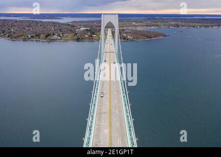 Die Claiborne Pell Bridge gehört zu den längsten Hängebrücken der Welt und befindet sich in Newport, RI, USA. Stockfoto