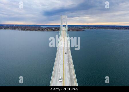 Die Claiborne Pell Bridge gehört zu den längsten Hängebrücken der Welt und befindet sich in Newport, RI, USA. Stockfoto