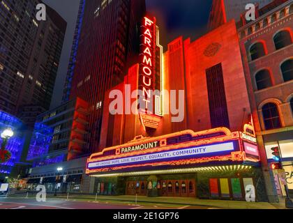 Boston, Massachusetts - 27. Nov 2020: Das Paramount Theater, entlang der Washington Street in Boston, Massachusetts bei Nacht. Der Paramount ist ein Performing Stockfoto