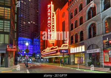 Boston, Massachusetts - 27. Nov 2020: Das Paramount Theater, entlang der Washington Street in Boston, Massachusetts bei Nacht. Der Paramount ist ein Performing Stockfoto