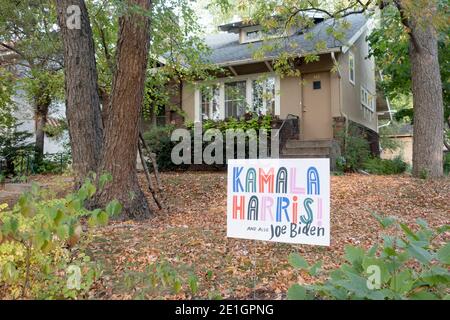 Wahlzeichen für Kamala Harris und Joe Biden in einem Wohnhof. St. Paul Minnesota, USA Stockfoto