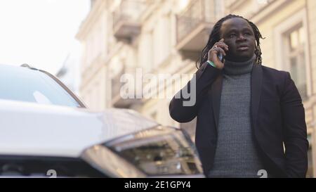 afroamerikanischer schwarzer Mann mit Telefongespräch auf der Stadtstraße. Erfolgreicher Mann auf Anruf. Hochwertige Fotos Stockfoto