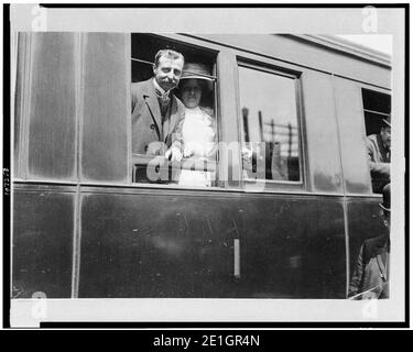 Louis Blériot auf seiner Rückkehr mit Frau im Zug von Von Calais nach Paris Stockfoto