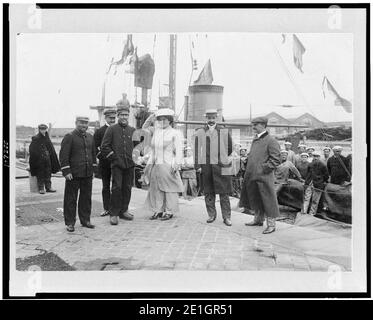 Louis Blériot mit seiner Frau nach der Rückkehr nach Calais, Frankreich, mit Schiff hinter ihnen Stockfoto