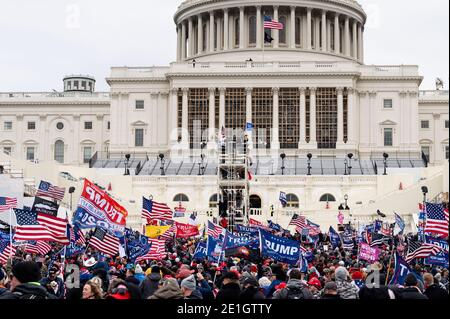 Washington, Usa. Januar 2021. Demonstranten versammelten sich auf der Westseite des US-Kapitols während der Pro-Trump-Kundgebung in Washington.Pro-trump-Anhänger stürmten das US-Kapitol nach dem Verlust von US-Präsident Donald Trump bei den Wahlen. Kredit: SOPA Images Limited/Alamy Live Nachrichten Stockfoto