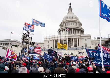 Washington, Usa. Januar 2021. Demonstranten versammelten sich auf der Westseite des US-Kapitols während der Pro-Trump-Kundgebung in Washington.Pro-trump-Anhänger stürmten das US-Kapitol nach dem Verlust von US-Präsident Donald Trump bei den Wahlen. Kredit: SOPA Images Limited/Alamy Live Nachrichten Stockfoto