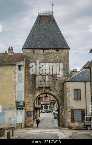 Noyers sur Serein, Frankreich 17. Mai 2013 : Tor zur malerischen Stadt Noyers sur Serein, Burgund Stockfoto
