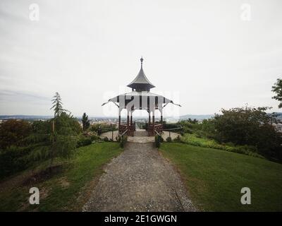 Panoramablick auf den historischen chinesischen Pavillon auf dem Schlossberg Im Stadtzentrum von Graz Steiermark Österreich alpen Berge Europa Stockfoto