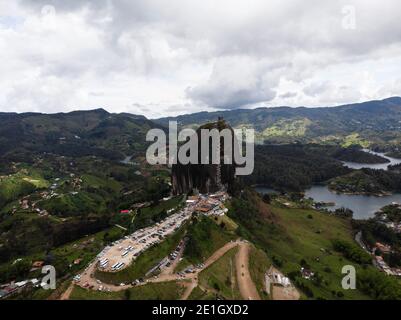 Luftpanorama von Piedra Del Penol El Penon de Guatape Felsstein Inselberg Monolith Granit Kuppel Berg in Antioquia Kolumbien Südamerika Stockfoto