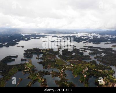 Luftpanorama des künstlichen See Wasserreservoir Damm Embalse Penol Guatape am Penon Steinfelsen-Monolith in Antioquia Kolumbien Süd Amerika Stockfoto