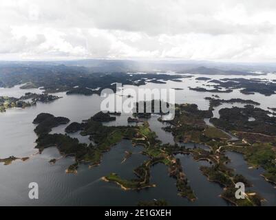 Luftpanorama des künstlichen See Wasserreservoir Damm Embalse Penol Guatape am Penon Steinfelsen-Monolith in Antioquia Kolumbien Süd Amerika Stockfoto