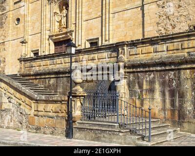 Die Treppe zum Eingang der St. Nikolaus-Kirche (Iglesia De San Nicolas El Real) - Villafrance del Bierzo, Kastilien und Leon, Spanien Stockfoto