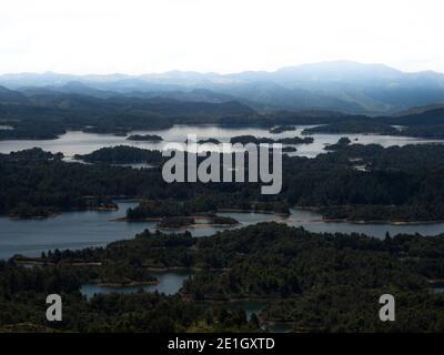 Luftpanorama des künstlichen See Wasserreservoir Damm Embalse Penol Guatape am Penon Steinfelsen-Monolith in Antioquia Kolumbien Süd Amerika Stockfoto