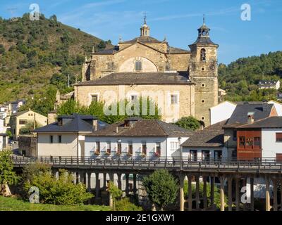 Die Kirche Santa Maria (La Colegiata de Santa Maria de Cluny) ist ein Beispiel für die Bercianische Architektur des 16. Jahrhunderts - Villafrance del Bierzo, Spanien Stockfoto