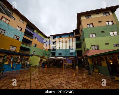 Malerische bunte historische Fassaden Gebäude Plazoleta de los Zocalos Haupt Quadratisches Dorf Guatape Pueblo in Antioquia Kolumbien Südamerika Stockfoto