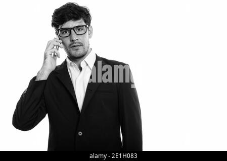 Studio shot der jungen Persischen Geschäftsmann Gespräch am Handy Stockfoto