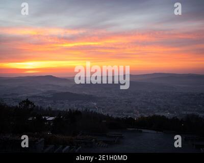 Panorama Sonnenuntergang Blick auf Braga Stadt von Sanctuary of Our lady of Sameiro Santuario de Nossa Senhora Jungfrau maria Schrein kirche in Espinho Portugal Euro Stockfoto