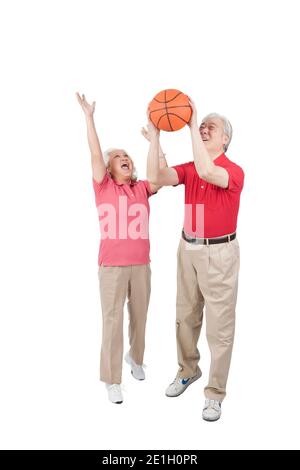 Ein glückliches altes Seniorenpaar spielt Basketball hochwertige Foto Stockfoto