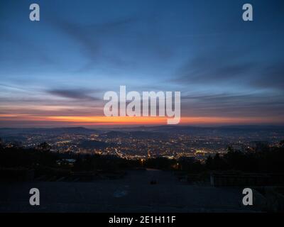 Panorama Sonnenuntergang Blick auf Braga Stadt von Sanctuary of Our lady of Sameiro Santuario de Nossa Senhora Jungfrau maria Schrein kirche in Espinho Portugal Euro Stockfoto