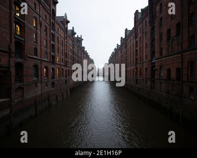 Klassische Postkartenansicht der Hamburger Speicherstadt Warenhaus Stadtteil Gotik Architekturfassaden im Elbhafen HafenCity Deutschland Europa Stockfoto