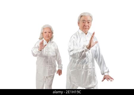 Zwei alte Leute spielen Tai Chi hochwertige Foto Stockfoto