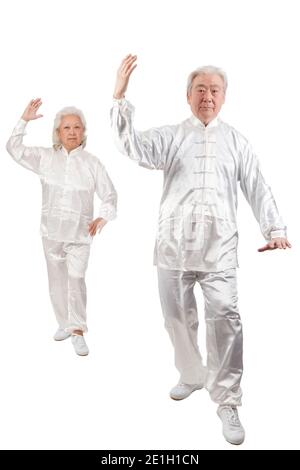 Zwei alte Leute spielen Tai Chi hochwertige Foto Stockfoto