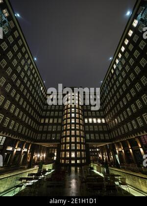 Innenhof beleuchtete Fassade des historischen Bürogebäudes Sprinkenhof Brick Expressionistische Architektur Symmetrie Kontorhaus Hamburg Deutschland Euro Stockfoto